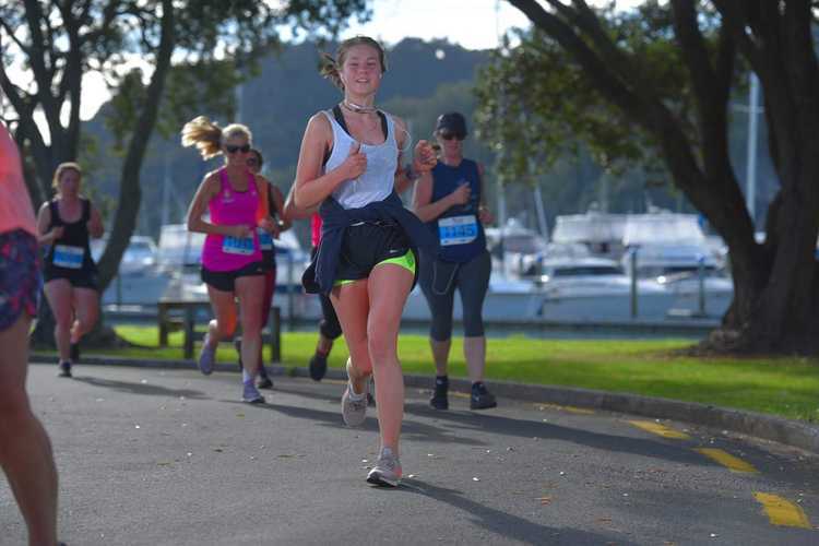 Whitianga-Marathongroup-in-front-of-marina