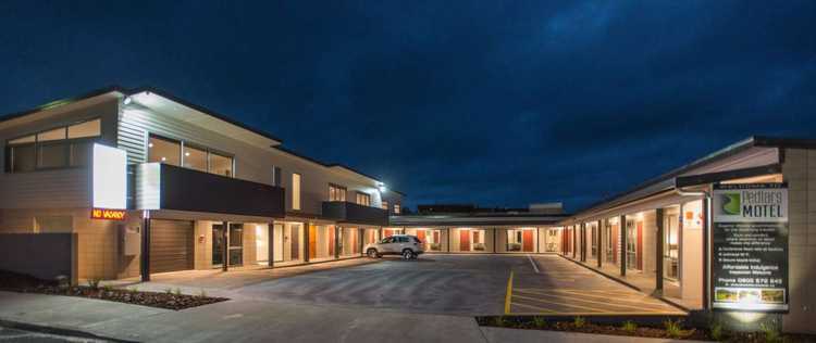Pedlars Motel at Night Photo 3